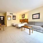 Lägenhet Pyr & Pool Private