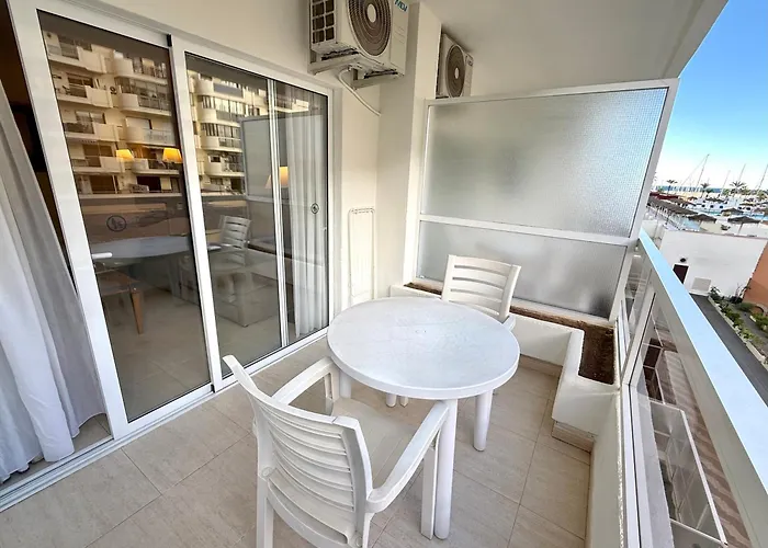 Lägenhet Pyr & Pool Private