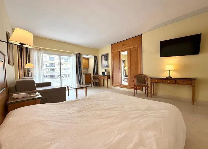 Pyr & Pool Private דירה